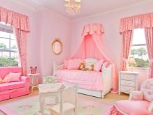 Рожева спальня (76 фото): кімната в сіро-рожевих пудрових, біло-рожевих і бежево-рожевих тонах, штори і шпалери в дизайні інтер’єру, поєднання з іншими кольорами