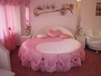 Рожева спальня (76 фото): кімната в сіро-рожевих пудрових, біло-рожевих і бежево-рожевих тонах, штори і шпалери в дизайні інтер’єру, поєднання з іншими кольорами