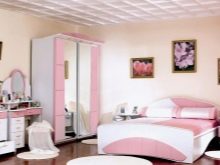 Рожева спальня (76 фото): кімната в сіро-рожевих пудрових, біло-рожевих і бежево-рожевих тонах, штори і шпалери в дизайні інтер’єру, поєднання з іншими кольорами