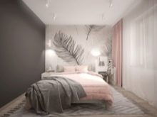 Рожева спальня (76 фото): кімната в сіро-рожевих пудрових, біло-рожевих і бежево-рожевих тонах, штори і шпалери в дизайні інтер’єру, поєднання з іншими кольорами