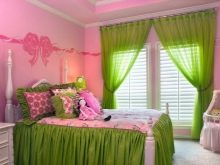 Рожева спальня (76 фото): кімната в сіро-рожевих пудрових, біло-рожевих і бежево-рожевих тонах, штори і шпалери в дизайні інтер’єру, поєднання з іншими кольорами