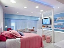 Рожева спальня (76 фото): кімната в сіро-рожевих пудрових, біло-рожевих і бежево-рожевих тонах, штори і шпалери в дизайні інтер’єру, поєднання з іншими кольорами