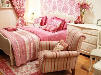 Рожева спальня (76 фото): кімната в сіро-рожевих пудрових, біло-рожевих і бежево-рожевих тонах, штори і шпалери в дизайні інтер’єру, поєднання з іншими кольорами