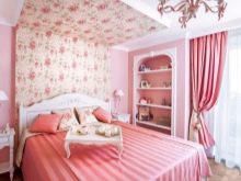 Рожева спальня (76 фото): кімната в сіро-рожевих пудрових, біло-рожевих і бежево-рожевих тонах, штори і шпалери в дизайні інтер’єру, поєднання з іншими кольорами