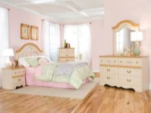 Рожева спальня (76 фото): кімната в сіро-рожевих пудрових, біло-рожевих і бежево-рожевих тонах, штори і шпалери в дизайні інтер’єру, поєднання з іншими кольорами