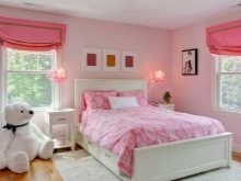 Рожева спальня (76 фото): кімната в сіро-рожевих пудрових, біло-рожевих і бежево-рожевих тонах, штори і шпалери в дизайні інтер’єру, поєднання з іншими кольорами