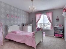 Рожева спальня (76 фото): кімната в сіро-рожевих пудрових, біло-рожевих і бежево-рожевих тонах, штори і шпалери в дизайні інтер’єру, поєднання з іншими кольорами