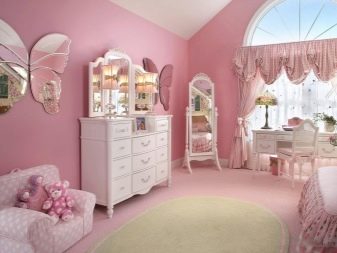 Рожева спальня (76 фото): кімната в сіро-рожевих пудрових, біло-рожевих і бежево-рожевих тонах, штори і шпалери в дизайні інтер’єру, поєднання з іншими кольорами