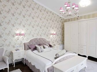 Рожева спальня (76 фото): кімната в сіро-рожевих пудрових, біло-рожевих і бежево-рожевих тонах, штори і шпалери в дизайні інтер’єру, поєднання з іншими кольорами