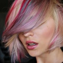 Рожеве мелірування (40 фото): варіанти мелірування рожевим кольором на темні і світлі волосся, особливості мелірування пасом рожевим відтінком