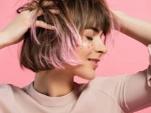 Рожеве мелірування (40 фото): варіанти мелірування рожевим кольором на темні і світлі волосся, особливості мелірування пасом рожевим відтінком