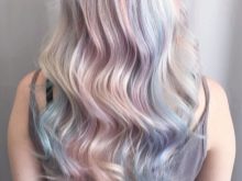 Рожеве мелірування (40 фото): варіанти мелірування рожевим кольором на темні і світлі волосся, особливості мелірування пасом рожевим відтінком