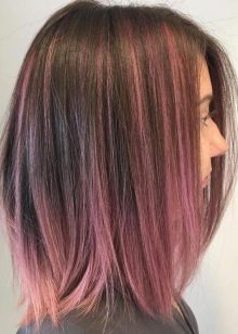 Рожеве мелірування (40 фото): варіанти мелірування рожевим кольором на темні і світлі волосся, особливості мелірування пасом рожевим відтінком