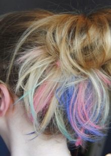 Рожеве мелірування (40 фото): варіанти мелірування рожевим кольором на темні і світлі волосся, особливості мелірування пасом рожевим відтінком