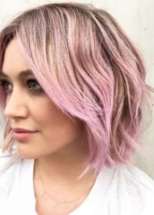 Рожеве мелірування (40 фото): варіанти мелірування рожевим кольором на темні і світлі волосся, особливості мелірування пасом рожевим відтінком