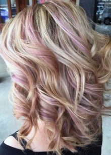 Рожеве мелірування (40 фото): варіанти мелірування рожевим кольором на темні і світлі волосся, особливості мелірування пасом рожевим відтінком