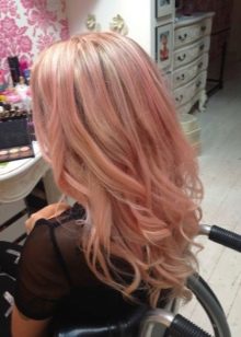 Рожеве мелірування (40 фото): варіанти мелірування рожевим кольором на темні і світлі волосся, особливості мелірування пасом рожевим відтінком