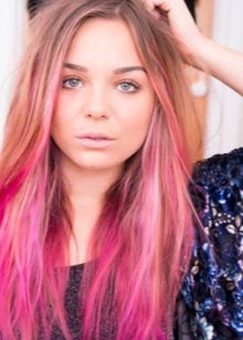 Рожеве мелірування (40 фото): варіанти мелірування рожевим кольором на темні і світлі волосся, особливості мелірування пасом рожевим відтінком