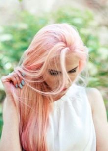 Рожеве мелірування (40 фото): варіанти мелірування рожевим кольором на темні і світлі волосся, особливості мелірування пасом рожевим відтінком