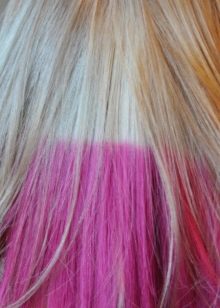 Рожеве мелірування (40 фото): варіанти мелірування рожевим кольором на темні і світлі волосся, особливості мелірування пасом рожевим відтінком