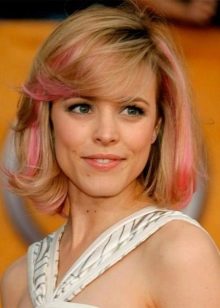 Рожеве мелірування (40 фото): варіанти мелірування рожевим кольором на темні і світлі волосся, особливості мелірування пасом рожевим відтінком