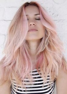 Рожеве мелірування (40 фото): варіанти мелірування рожевим кольором на темні і світлі волосся, особливості мелірування пасом рожевим відтінком