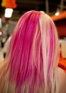 Рожеве мелірування (40 фото): варіанти мелірування рожевим кольором на темні і світлі волосся, особливості мелірування пасом рожевим відтінком