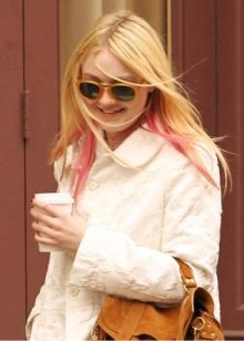 Рожеве мелірування (40 фото): варіанти мелірування рожевим кольором на темні і світлі волосся, особливості мелірування пасом рожевим відтінком