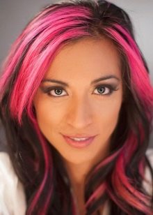 Рожеве мелірування (40 фото): варіанти мелірування рожевим кольором на темні і світлі волосся, особливості мелірування пасом рожевим відтінком