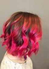 Рожеве мелірування (40 фото): варіанти мелірування рожевим кольором на темні і світлі волосся, особливості мелірування пасом рожевим відтінком