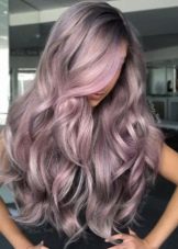 Рожеве мелірування (40 фото): варіанти мелірування рожевим кольором на темні і світлі волосся, особливості мелірування пасом рожевим відтінком