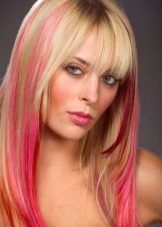 Рожеве мелірування (40 фото): варіанти мелірування рожевим кольором на темні і світлі волосся, особливості мелірування пасом рожевим відтінком