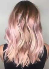 Рожеве мелірування (40 фото): варіанти мелірування рожевим кольором на темні і світлі волосся, особливості мелірування пасом рожевим відтінком