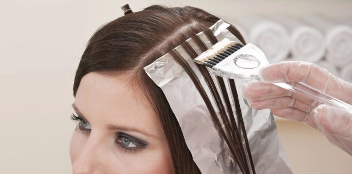 Рожеве мелірування (40 фото): варіанти мелірування рожевим кольором на темні і світлі волосся, особливості мелірування пасом рожевим відтінком