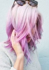 Рожеве мелірування (40 фото): варіанти мелірування рожевим кольором на темні і світлі волосся, особливості мелірування пасом рожевим відтінком
