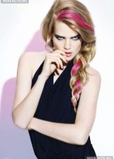 Рожеве мелірування (40 фото): варіанти мелірування рожевим кольором на темні і світлі волосся, особливості мелірування пасом рожевим відтінком