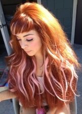 Рожеве мелірування (40 фото): варіанти мелірування рожевим кольором на темні і світлі волосся, особливості мелірування пасом рожевим відтінком