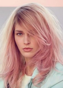 Рожеве мелірування (40 фото): варіанти мелірування рожевим кольором на темні і світлі волосся, особливості мелірування пасом рожевим відтінком