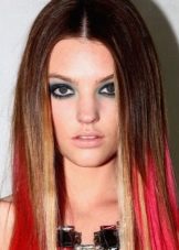 Рожеве мелірування (40 фото): варіанти мелірування рожевим кольором на темні і світлі волосся, особливості мелірування пасом рожевим відтінком