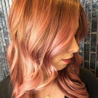 Рожеве мелірування (40 фото): варіанти мелірування рожевим кольором на темні і світлі волосся, особливості мелірування пасом рожевим відтінком