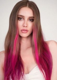 Рожеве подвійні (39 фото): забарвлення світло-русявих і темних волосся в ніжно-рожевий і яскравий кольору. Як пофарбувати короткі і довгі волосся?