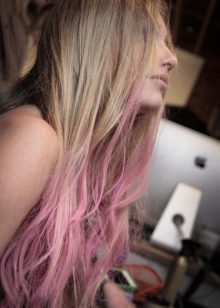 Рожеве подвійні (39 фото): забарвлення світло-русявих і темних волосся в ніжно-рожевий і яскравий кольору. Як пофарбувати короткі і довгі волосся?