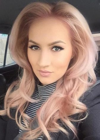 Рожевий блонд (61 фото): фарбування волосся в колір блонд з рожевим відтінком, перлинно-рожевий, бежево-рожевий блонд і інші модні тони 2020