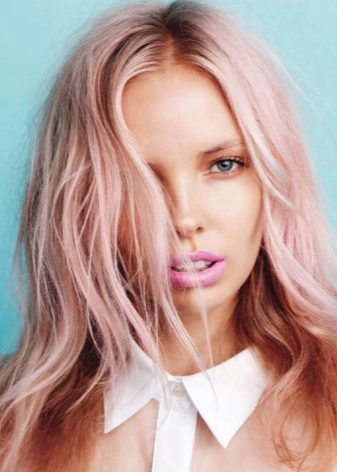 Рожевий блонд (61 фото): фарбування волосся в колір блонд з рожевим відтінком, перлинно-рожевий, бежево-рожевий блонд і інші модні тони 2020