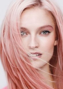 Рожевий блонд (61 фото): фарбування волосся в колір блонд з рожевим відтінком, перлинно-рожевий, бежево-рожевий блонд і інші модні тони 2020