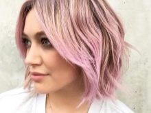 Рожевий блонд (61 фото): фарбування волосся в колір блонд з рожевим відтінком, перлинно-рожевий, бежево-рожевий блонд і інші модні тони 2020