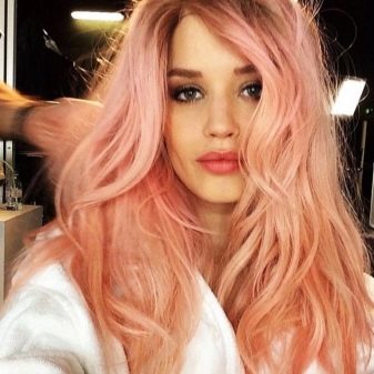 Рожевий блонд (61 фото): фарбування волосся в колір блонд з рожевим відтінком, перлинно-рожевий, бежево-рожевий блонд і інші модні тони 2020