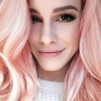 Рожевий блонд (61 фото): фарбування волосся в колір блонд з рожевим відтінком, перлинно-рожевий, бежево-рожевий блонд і інші модні тони 2020