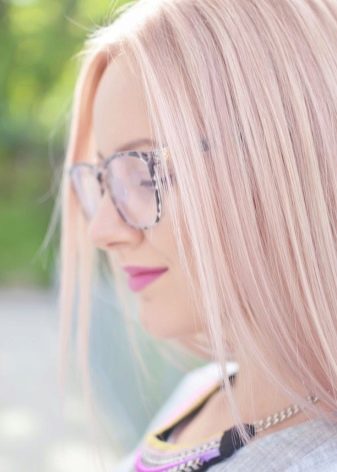 Рожевий блонд (61 фото): фарбування волосся в колір блонд з рожевим відтінком, перлинно-рожевий, бежево-рожевий блонд і інші модні тони 2020