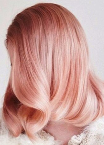 Рожевий блонд (61 фото): фарбування волосся в колір блонд з рожевим відтінком, перлинно-рожевий, бежево-рожевий блонд і інші модні тони 2020